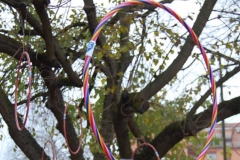 Sguardi che attraversano gli hula hoop guidano verso una poesia invisibile
