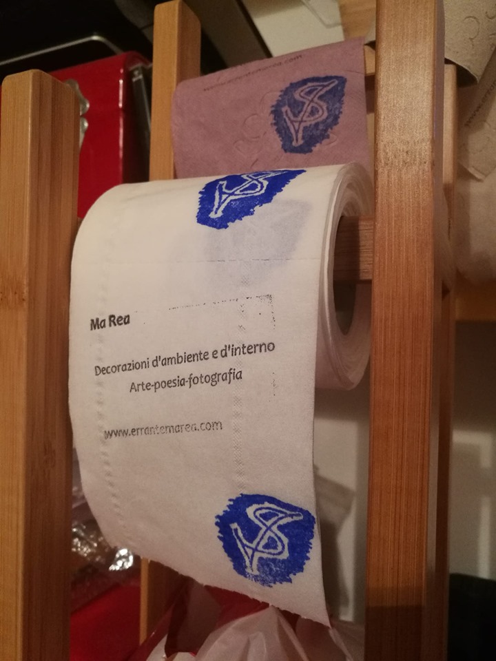 Biglietti da visita polifunzionali con strappi poetici a tre veli