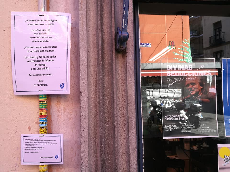 Fermate poetiche al lato di librerie in cui si fanno jam di poesia