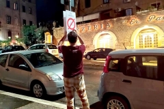Operaio errante al lavoro lungo le strade della Garbatella.