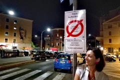 Una felice collaboratrice di giustizia poetica si gode lo spazio insolito di una PTL.